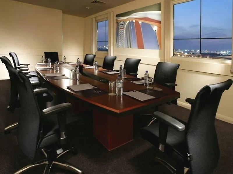 Premier Inn Dubai International Airport מלון